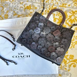 COACH • Rogue 30 in Tea Rose Appliqué